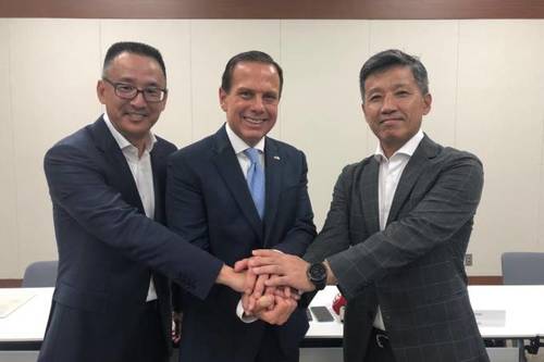 Da esquerda para a direita: Rafael Chang, presidente da Toyota Brasil; o governador de São Paulo, João Doria; e Masahiro Inoue, presidente da Toyota América Latina (Governo de São Paulo/Divulgação)