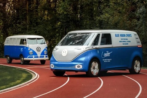 O encontro das VW Kombi do passado e do futuro (Divulgação/Volkswagen)