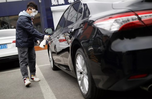 Carro é desinfetado em Pequim por causa do coronavírus - Foto: Carlos Garcia Rawlins/Reuters