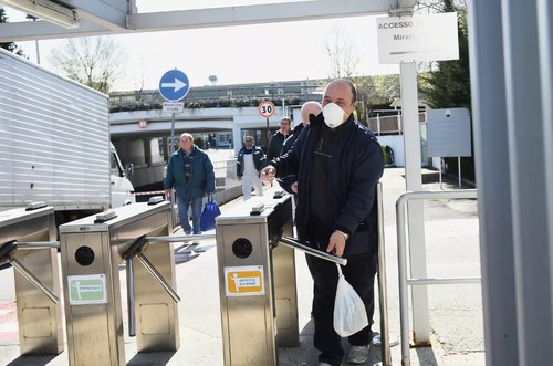 Trabalhadores saindo da fábrica de Marafiori, na Itália, no último dia 10 — Foto: Massimo Pinca/Reuters