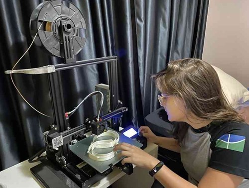 Estudante de mecatrônica, Patricia Micheletto é voluntária na produção dos equipamentos (foto: Gabrielle Rodrigues das Neves/divulgação)