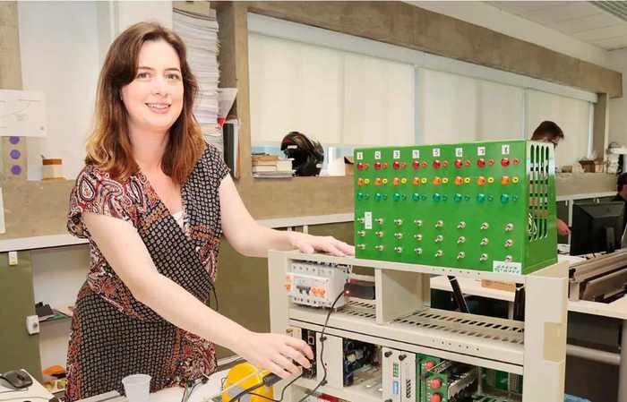 Professora Laisa com o protótipo do semáforo inteligente em laboratório da USP