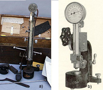 Escleroscópio a) Original com tubo graduado b) Com escala