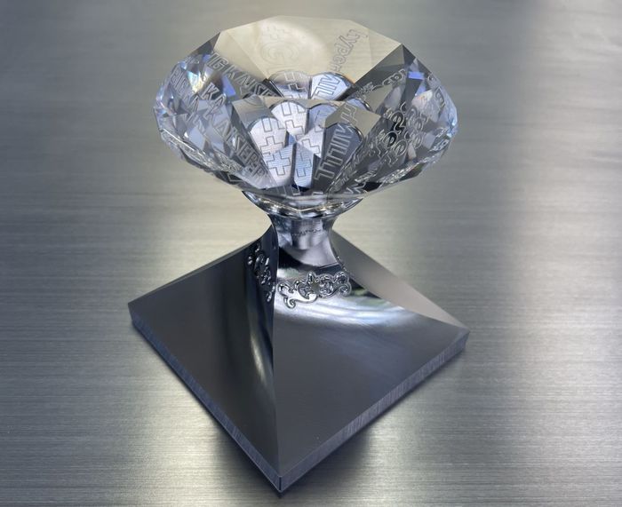 O primeiro projeto dos parceiros é um troféu no formato de diamante.