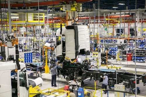 Fábrica da  Volvo na Cidade Industrial de Curitiba (CIC). Montadora abriu em fevereiro deste ano o segundo turno para produção de caminhões. Marcelo Andrade / Gazeta do Povo