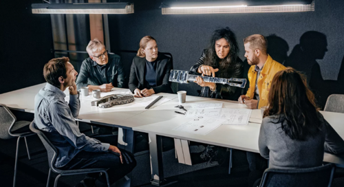 Yngwie Malmsteen discutindo detalhes do design de algumas das partes da guitarra com a equipe da Sandvik.
