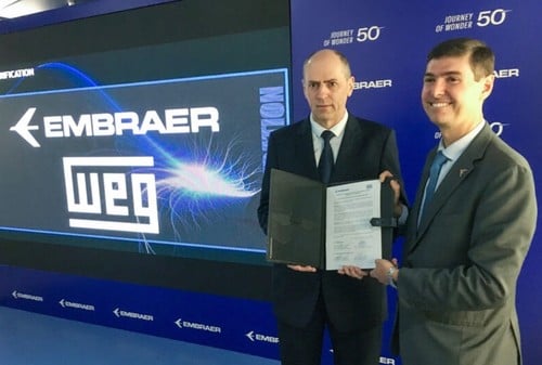 E-D: Manfred Peter Johann, Diretor Superintendente da WEG Automação, e Daniel Moczydlower, Vice-Presidente Executivo de Engenharia e Tecnologia da Embraer.