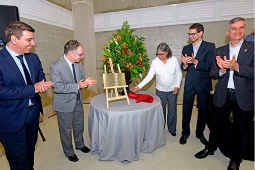 Foto interna da “planta piloto” do LIB durante a inauguração do novo prédio do Parque Científico e Tecnológico da Unicamp